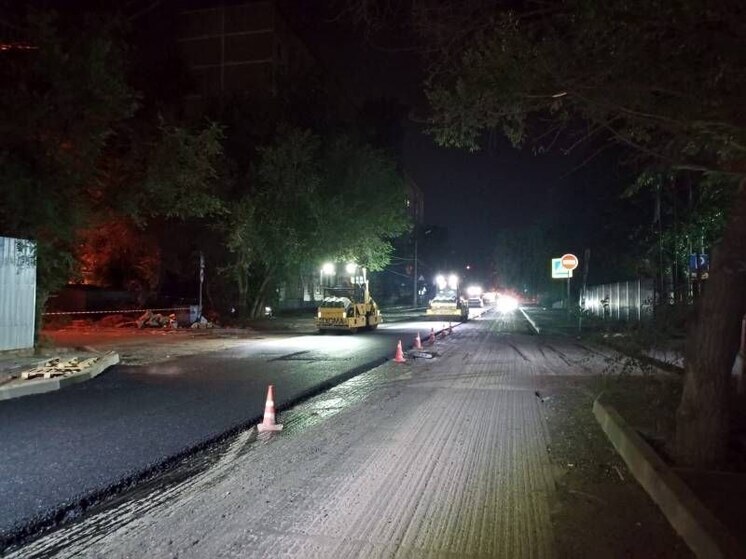 В Астрахани на улице Ширяева обновляют дорожное покрытие