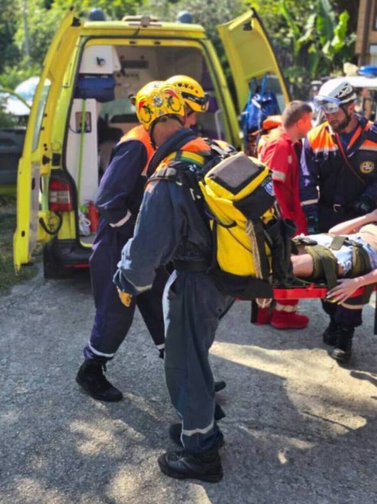 Женщину с подозрением на сердечный приступ вынесли из сочинского леса
