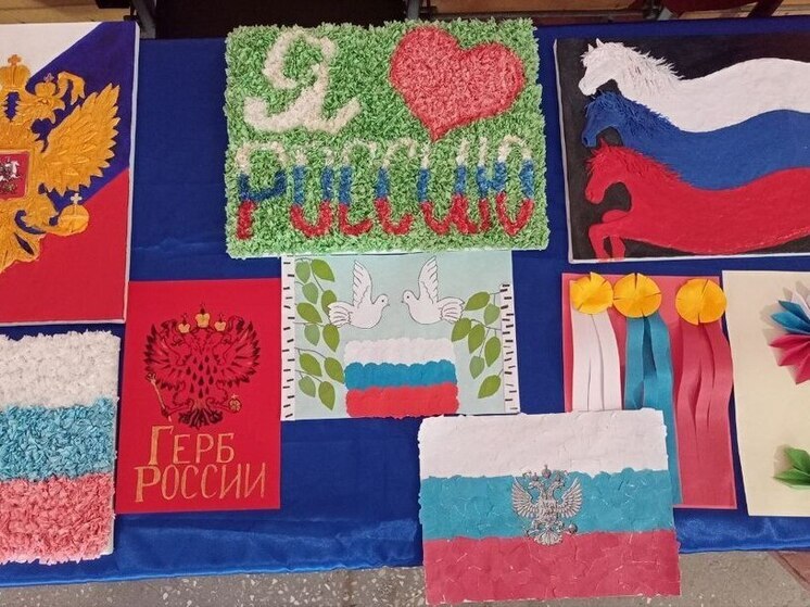 В Новогоровском сельском Доме культуры прошла выставка детского творчества «Я частичка – России»