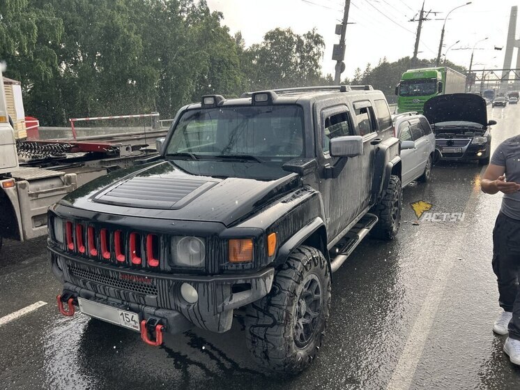 Hummer на Большевитской в Новосибирске создал паровозик из машин