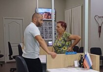 Жители Каховского округа Херсонской области рассказывают местному главе Павлу Филипчуку о беспокоящих их проблемах прямо на улице