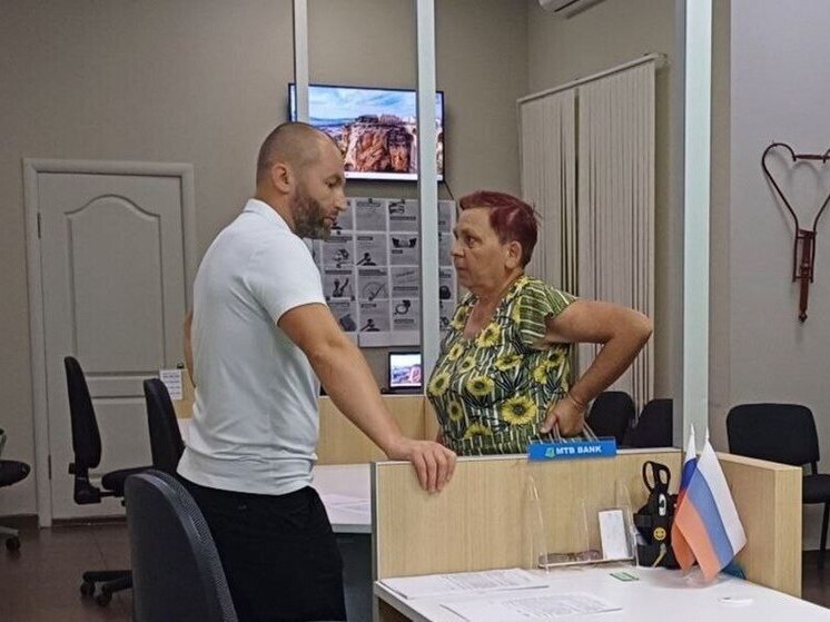 Жители Каховского округа Херсонской области рассказывают местному главе Павлу Филипчуку о беспокоящих их проблемах прямо на улице