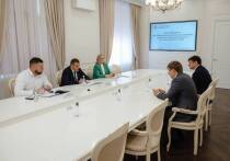 Временно исполняющий обязанности курского губернатора Александр Хинштейн провёл в областном центре встречу с руководителем Федерального агентства по делам молодёжи Григорием Гуровым