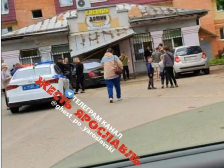 В Ярославском районе «Мерседес» протаранил мини-пекарню