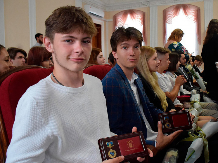 Глава Тамбова вручил награды 47 лучшим волонтерам города