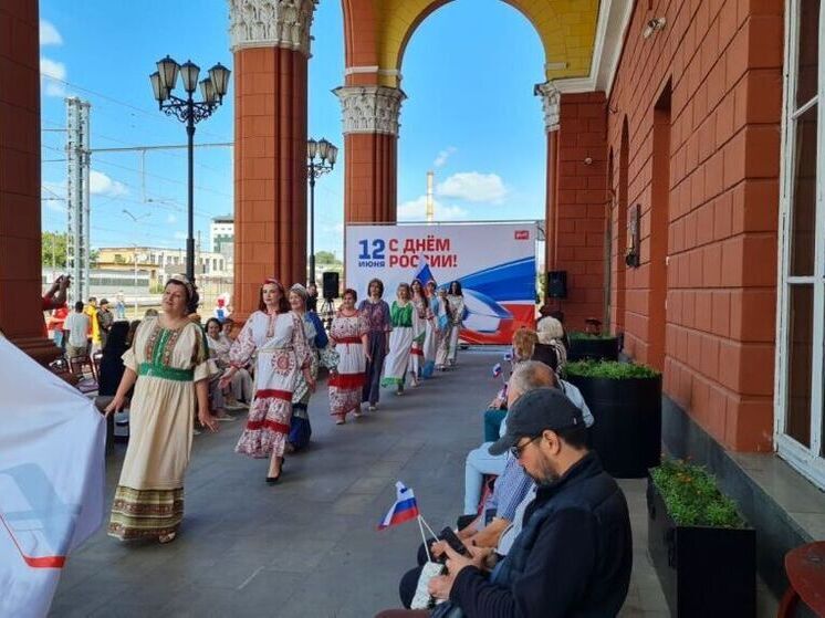 На вокзале Орла отметили День России концертом и модным показом