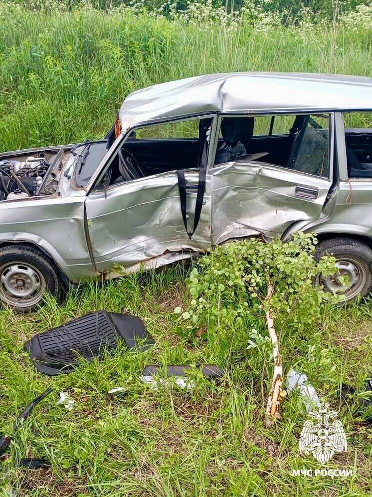 Сотрудники МЧС ликвидируют последствия аварии в Тверской области