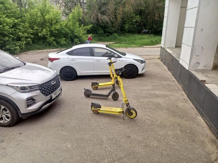 На улице Склизкова в Твери подростки уронили электросамокат на автомобиль