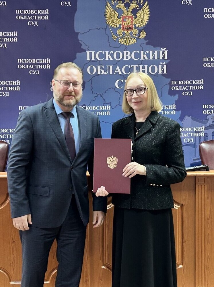 Олег Лазарев поздравил коллектив областного суда с наступающим праздником