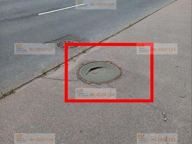 Петербуржцы обратили внимание на проломленный люк в Пушкинском районе