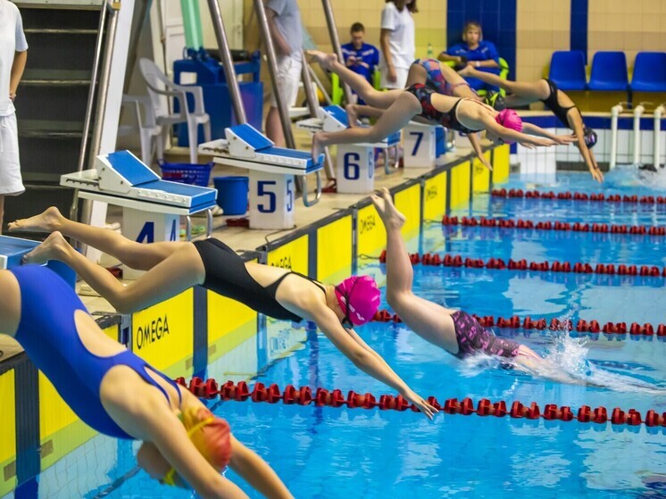 Il nuotatore di Chelyabinsk vince 3 medaglie d'oro alle gare di Saratov