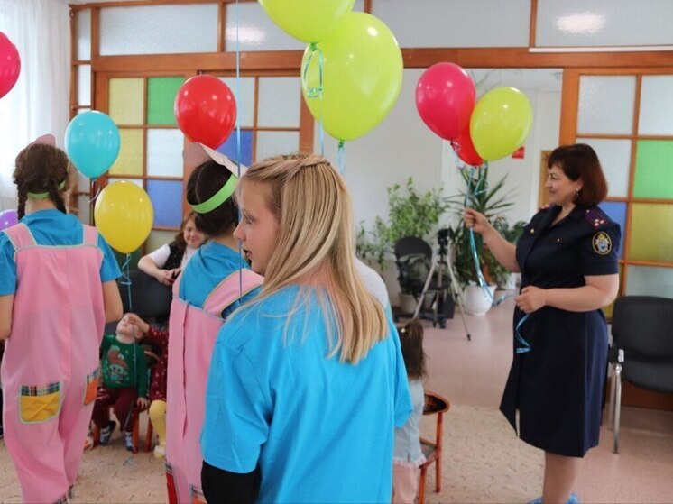Сотрудники СК поздравили детей с началом летних каникул в Хабаровске