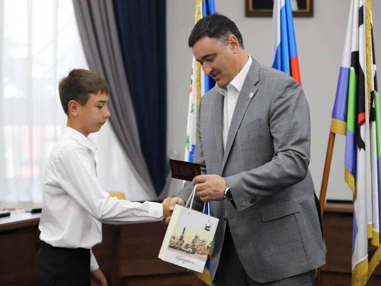 Иркутские школьники в торжественной обстановке получили первые паспорта