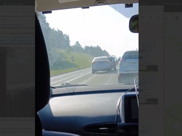 На трассе под Барнаулом собралась длинная пробка из-за ДТП
