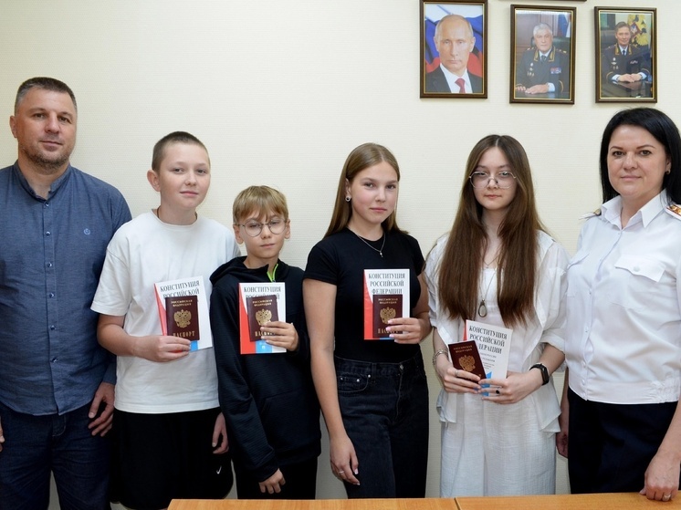 В Липецке подросткам вручили паспорта в преддверии Дня России