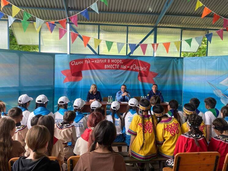 Первый заместитель прокурора Хабаровского края поздравил юных активистов с Днем России