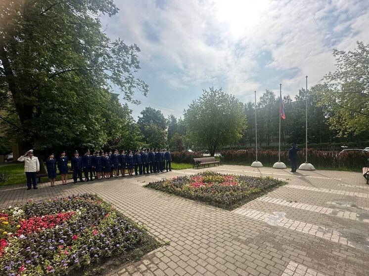 Сотрудники прокуратуры Ленобласти провели торжественную церемонию поднятия флага