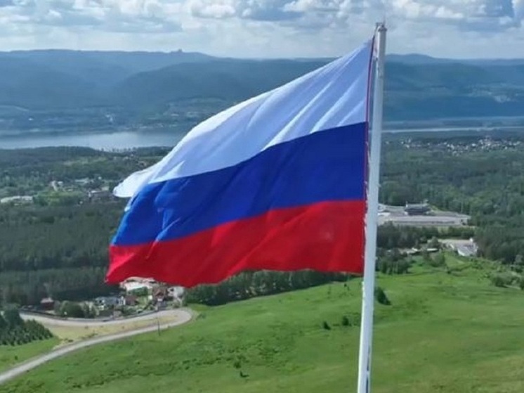 В Красноярске торжественно подняли государственный флаг и вручили паспорта в честь Дня России