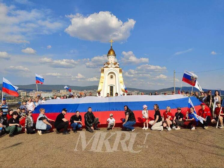 10-метровый флаг России развернули на Титовской сопке в Чите