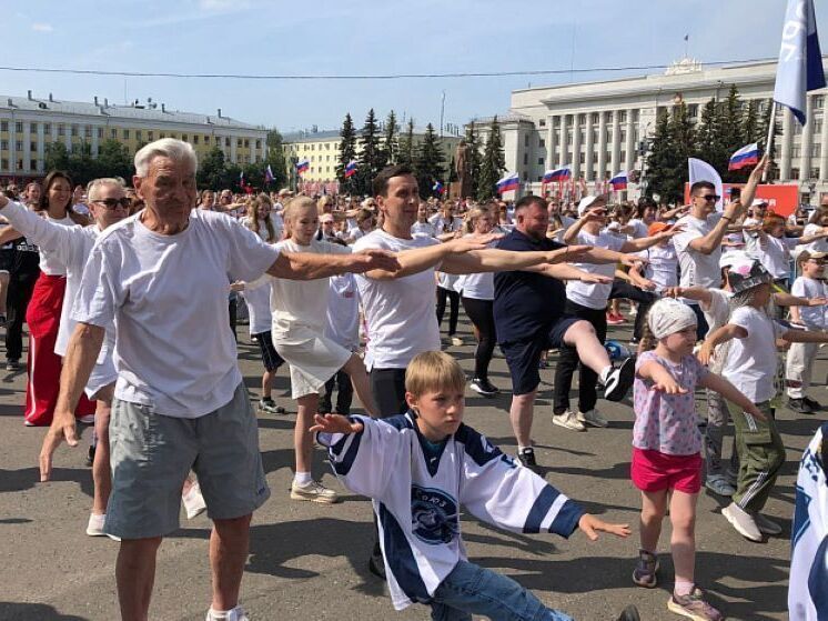 Более 4 500 жителей Кирова приняли участие в массовой зарядке в День России