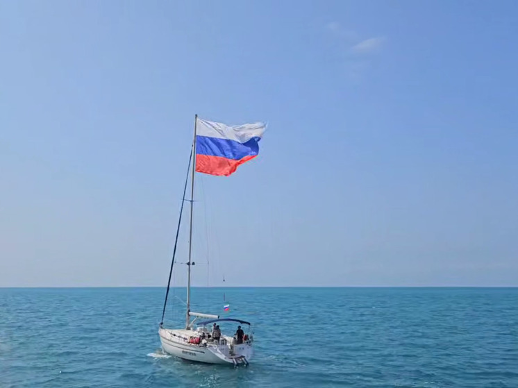 В Сочи подняли флаг России над Чёрным морем