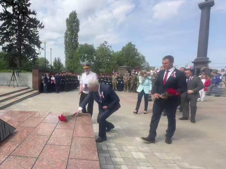 Александр Гусев вручил паспорта школьникам в День России