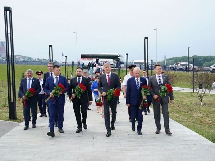 Глава Башкирии принял участие в возложении цветов к памятникам в Уфе