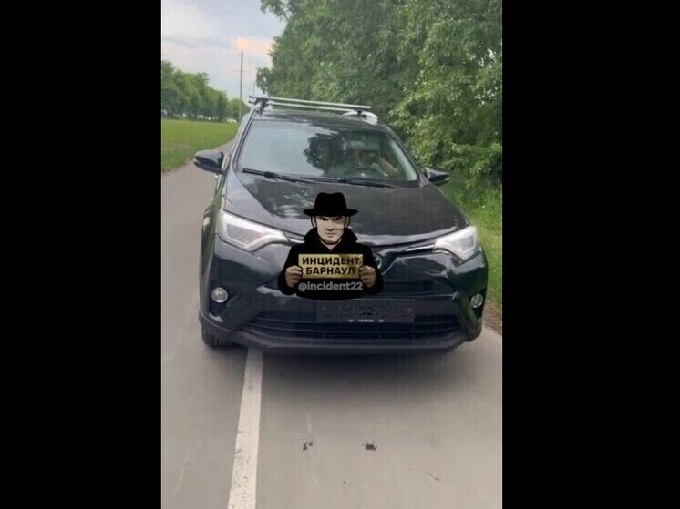 В социальных сетях жители Барнаула рассказали об автомобилисте, который разъезжает по велосипедным дорожкам, не желая тратить время на пробки. 