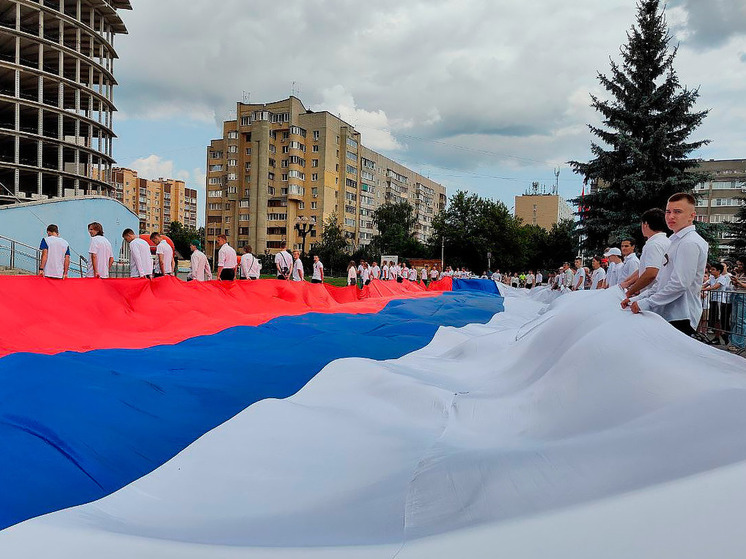 Молодежь Тамбова начала День России с патриотической эстафеты