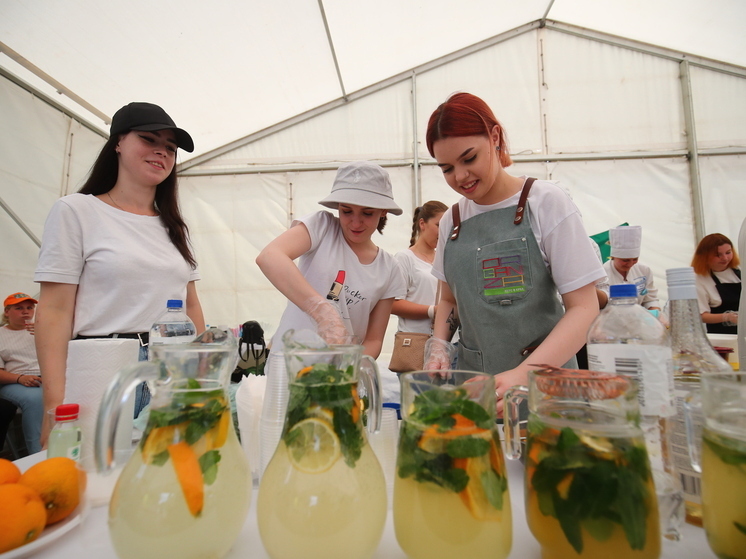 Стоматолог призвал не налегать на холодные напитки летом