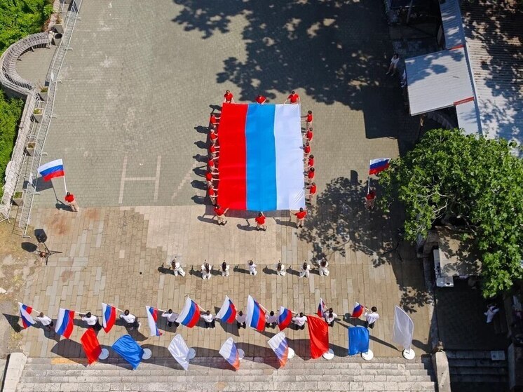 На горе Большой Ахун в Сочи в День России развернули большой триколор