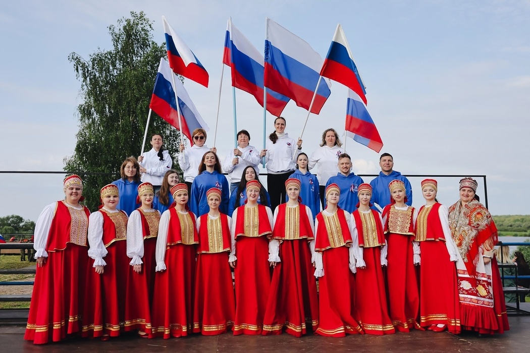 День России начался в Великом Новгороде акцией «Рассвет России»