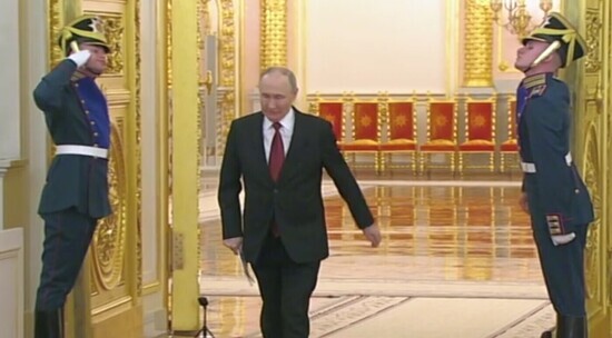 В День России Путин вручил государственные награды: видео