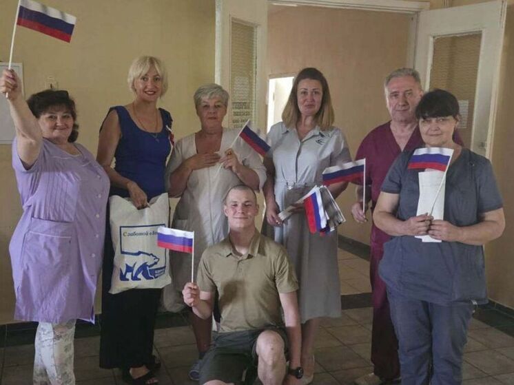 Гуманитарную помощь передали члены "Единой России" бойцам, проходящим лечение в госпитале Ясиноватой