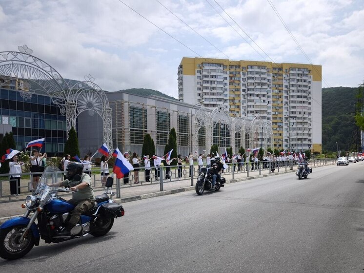 В Сочи в День России состоялись праздничные автопробеги