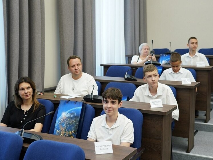 Юным сочинцам в День России торжественно вручили паспорта