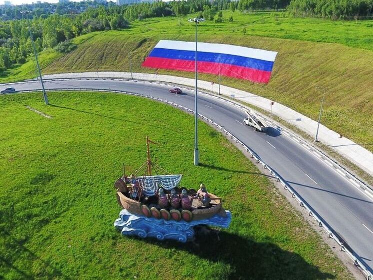 На въезде в Калугу появился гигантский триколор ко Дню России