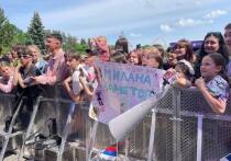 В Международный день блогера, 12 июня, в Приморском парке Победы проходит ежегодный фестиваль «Блогеры России», который собрал сотни школьников у сцены, где выступают интернет-звезды. Корреспондент «МК в Питере» рассказал, как подростки реагируют на любимчиков из сети.