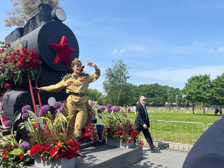 Платформа «Поезд Победы» тронула сердца петербуржцев на фестивале цветов