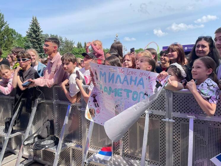 Толпы подростков с плакатами пришли поглазеть на популярных блогеров в Петербурге