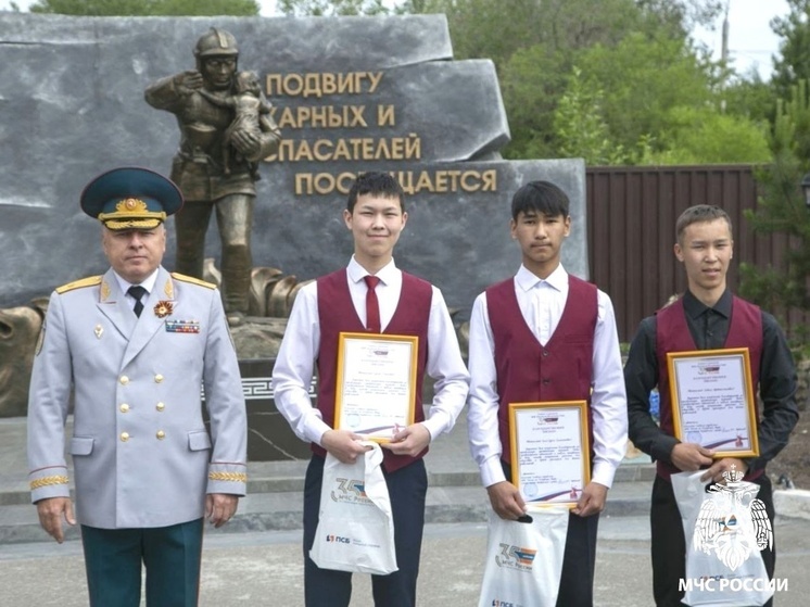 В Туве награждены трое школьников за спасение тонущего человека