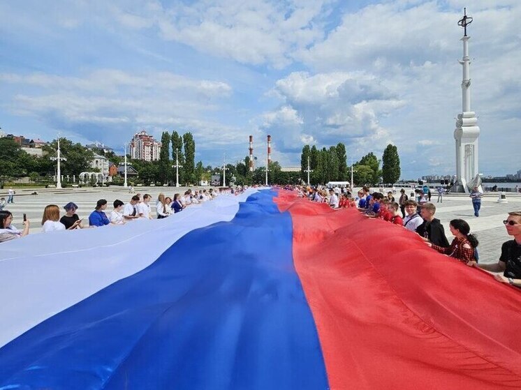 В Воронеже развернули 100-метровый триколор в честь Дня России