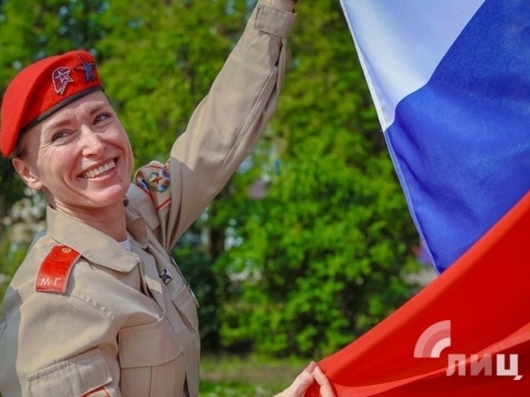 Торжественный подъём флага РФ прошёл в Луганске в честь Дня России