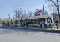 Огонь вспыхнул на крыше ретротрамвая «Достоевский» посреди Суворовской площади рядом с Марсовым полем. Обошлось без пострадавших.