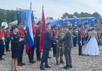 В День России губернатор Петербурга Александр Беглов вручил первые паспорта гражданина РФ группе юных горожан на торжественной церемонии в Петропавловской крепости. Мероприятие прошло на Соборной площади – историческом месте, где началась история города.
