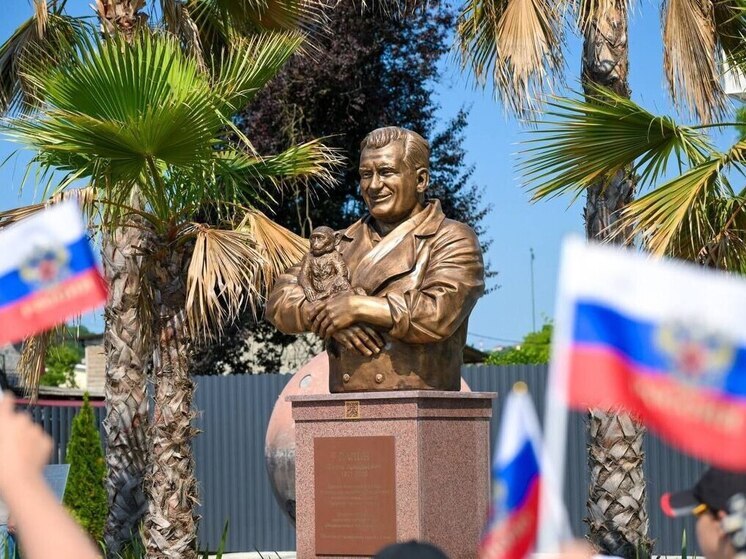 Сочинцы возложили цветы к бюстам людей, внёсших вклад в развитие города