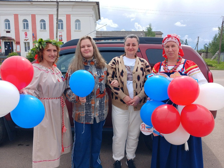 В Любытинском районе отметили День России патриотической акцией и спектаклем