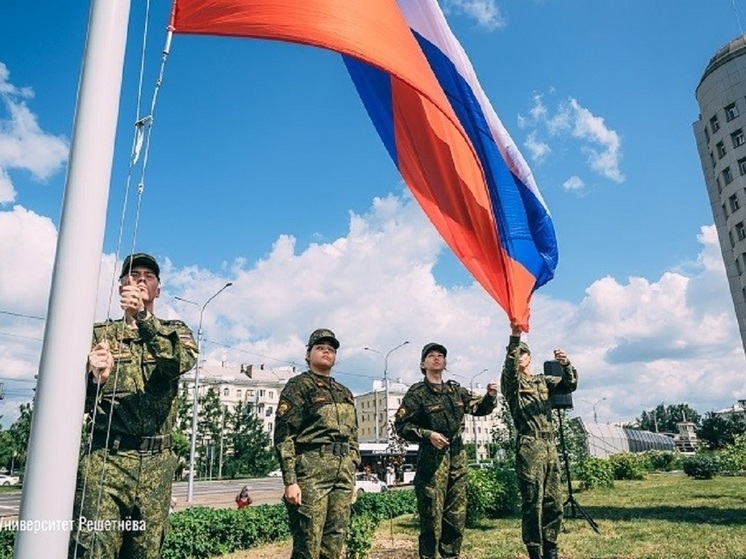 Студенты Университета Решетнева подняли флаг России в Красноярске