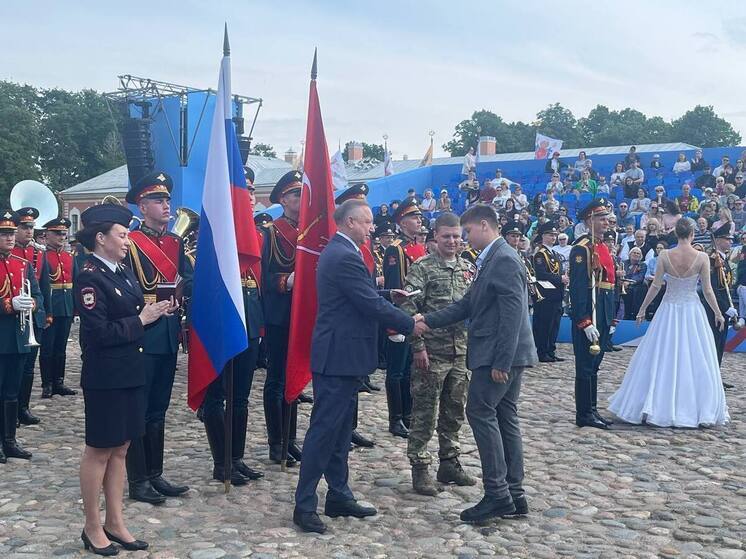 Губернатор Беглов вручил первые паспорта юным петербуржцам в День России