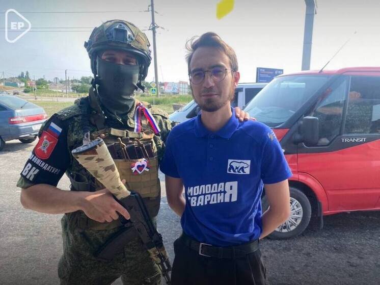 «Единая Россия» передала бойцам изготовленные детьми триколорные значки